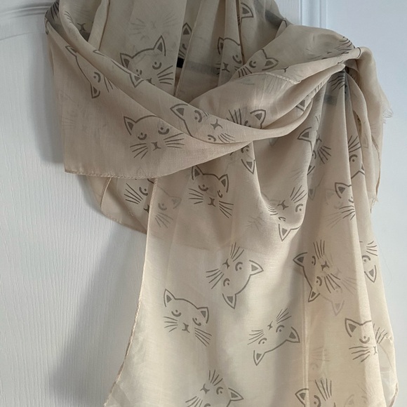 CAT BUNDLE includes:
Cat sign 
Cute sheer cat scarf. 😺
Cat leases
Cat bandanas 5 - Picture 8 of 15